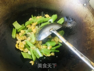 西芹炒银杏果的做法步骤：8