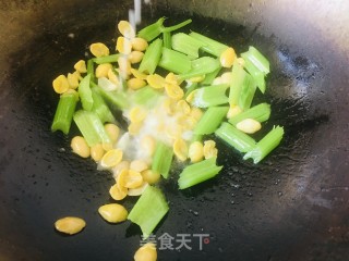 西芹炒银杏果的做法步骤：9