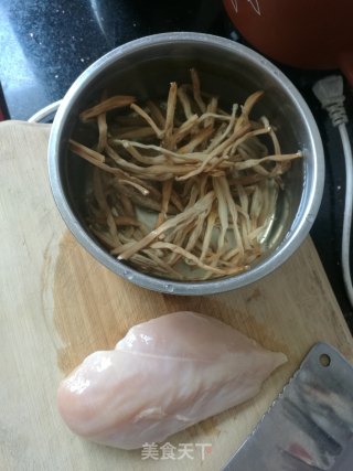 黄花菜鸡肉丸的做法步骤：1