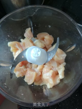 黄花菜鸡肉丸的做法步骤：2