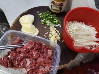 酸汤牛肉的做法步骤：1