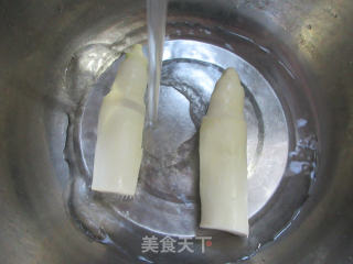 豆豉鲮鱼炒茭白的做法步骤：3