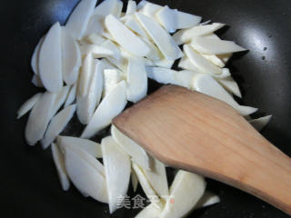 豆豉鲮鱼炒茭白的做法步骤：5