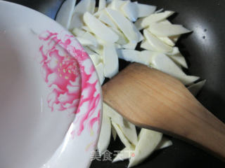 豆豉鲮鱼炒茭白的做法步骤：6