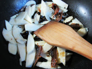 豆豉鲮鱼炒茭白的做法步骤：8
