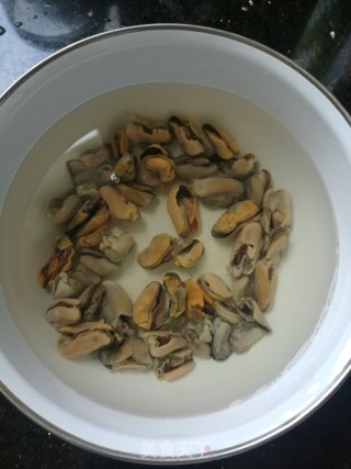 海虹裙带菜排骨汤的做法步骤：1