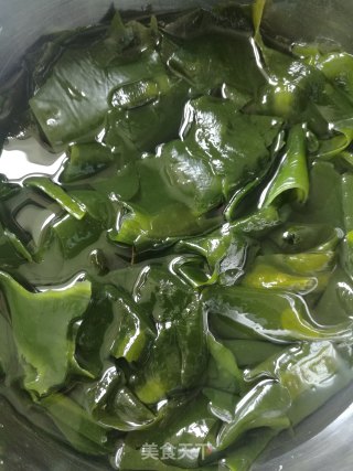 海虹裙带菜排骨汤的做法步骤：2