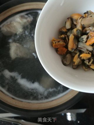 海虹裙带菜排骨汤的做法步骤：4