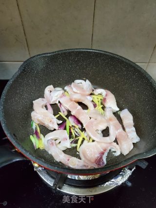 葱姜炒脆肉皖的做法步骤：5