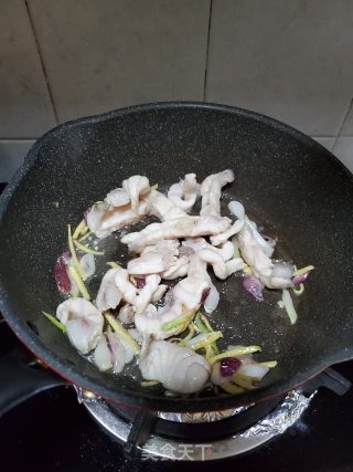 葱姜炒脆肉皖的做法步骤：6