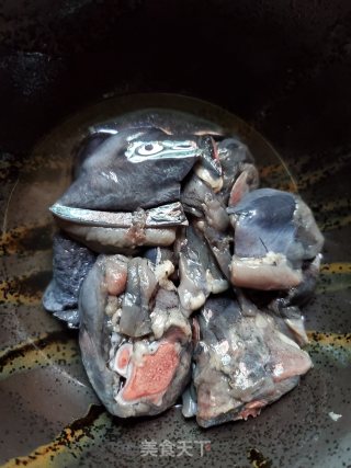 人参炖乌鸡汤的做法步骤：1