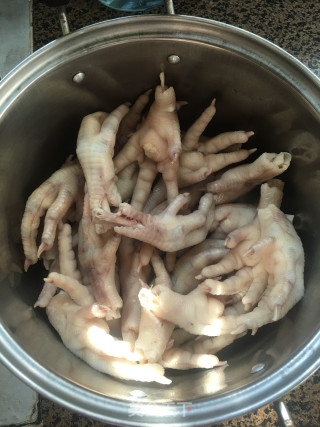 卤鸡爪卤鸭蛋的做法步骤：1