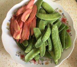 胡萝卜炒荷兰豆的做法步骤：1