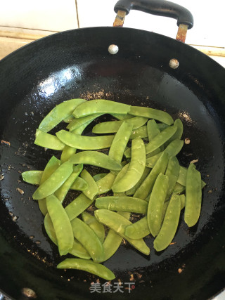 胡萝卜炒荷兰豆的做法步骤：2