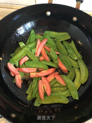 胡萝卜炒荷兰豆的做法步骤：3