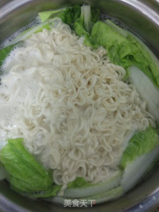 肉卷鸡蛋面的做法步骤：4