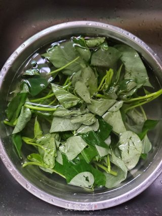 番薯叶鸡蛋汤的做法步骤：2