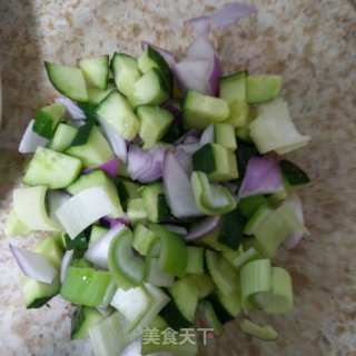 糖醋花生米的做法步骤：1