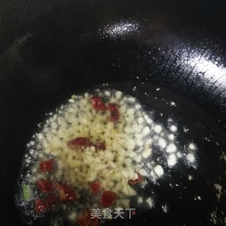木耳芦笋炒胡萝卜的做法步骤：2