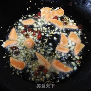 木耳芦笋炒胡萝卜的做法步骤：3