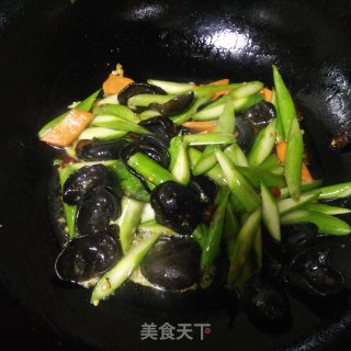 木耳芦笋炒胡萝卜的做法步骤：4