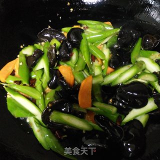 木耳芦笋炒胡萝卜的做法步骤：5