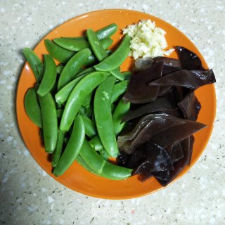 木耳甜豆小炒的做法步骤：1