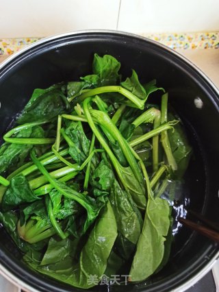 麻酱菠菜金针菇的做法步骤：1