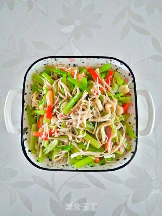 金针菇炒香芹的做法步骤：7
