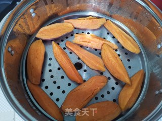 外酥里嫩~酥软红薯饼的做法步骤：1