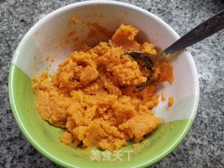 外酥里嫩~酥软红薯饼的做法步骤：2