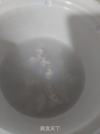 花旗参瘦肉汤的做法步骤：2