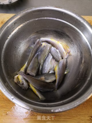 酥炸小黄鱼的做法步骤：1
