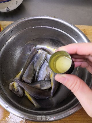 酥炸小黄鱼的做法步骤：2