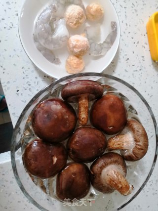 香菇虾仁酿鹌鹑蛋的做法步骤：1