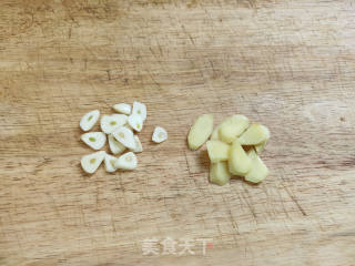 西芹炒小红虾的做法步骤：2