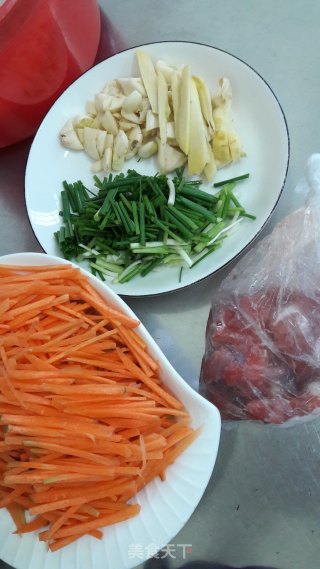 红萝卜炒肉的做法步骤：1