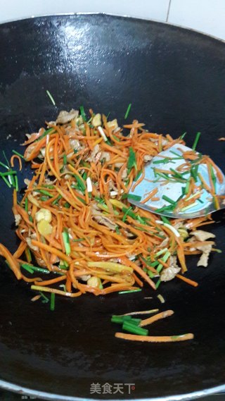 红萝卜炒肉的做法步骤：8