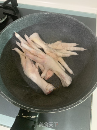 麻辣鸡爪的做法步骤：1
