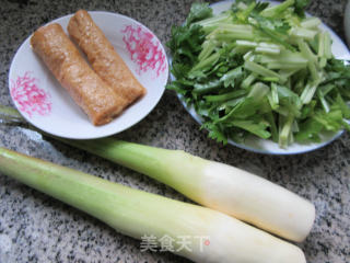 素卷芹菜炒茭白的做法步骤：1