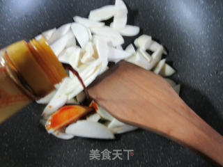 素卷芹菜炒茭白的做法步骤：5