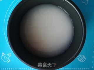 春天里的一碗酱油五花肉蒸饭的做法步骤：2