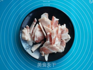 春天里的一碗酱油五花肉蒸饭的做法步骤：3