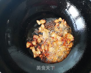 春天里的一碗酱油五花肉蒸饭的做法步骤：4