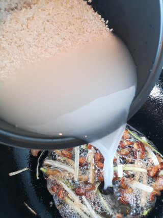 春天里的一碗酱油五花肉蒸饭的做法步骤：5