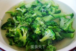 虾仁炒西兰花的做法步骤：2