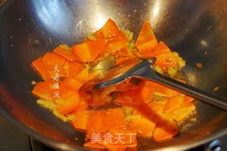 青椒胡萝卜炒猪肝的做法步骤：2