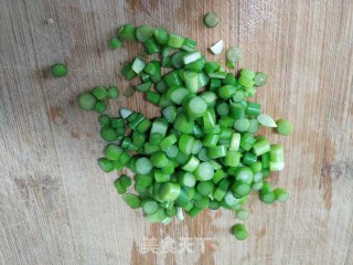 蒜苔鸡蛋饼的做法步骤：2