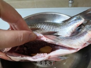蒜香烤鱼的做法步骤：2