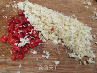 蒜蓉粉丝蒸扇贝的做法步骤：1